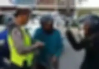 Heboh! Video Pemotor Tunjuk Muka dan Bilang Mulut Polisi Bau 'Kotoran', Gara-gara Hal Sepele