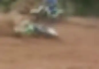 Ngeri... Video Pembalap Motorcross Oleng dan Terjungkal, Tertindih Motor Enggak Bergerak Lagi
