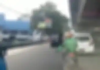 Keren! Driver Ojol Ini Bantu Buka Jalan Buat Ambulans, Lihat Videonya..