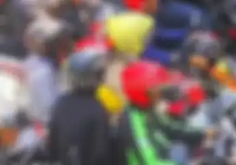 Kocak... Video Pemotor Diteriakin Jangan Berteduh, Langsung Mundur dan Kepanasan