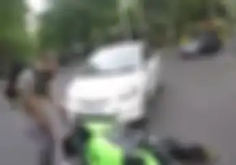 Video Emak-emak Tabrak Ninja ZX6R Dipertigaan, Keluar Cek Mobil Langsung Pergi