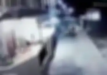 Kocak! Detik-detik Maling Gagal Bawa Kabur Motor Gara-gara Ketakutan Lampu Ruang Tamu