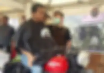 Bukan Lagi Syuting! Lelaki Ini Naik Motor Klasik Sambil Cukur Rambut, Lokasinya Disini Bro