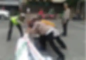 Polisi cuma Melongo Lihat Pembatas Jalan Diacak-acak Warga, Akhirnya Dishub Datang Bawa Crane