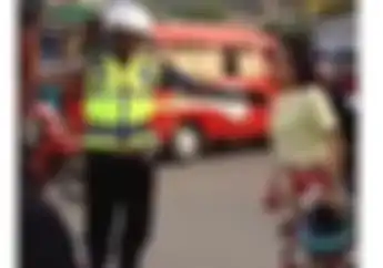 Viral! Ngaku Saudara Mantan Walikota, Ibu-ibu Pemotor Tampar Polisi yang Menegurnya