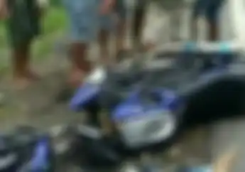 Tragis... Yamaha New V-Ixion Luka Parah Adu Banteng Lawan Minibus, Pemotor Diselamatkan Warga