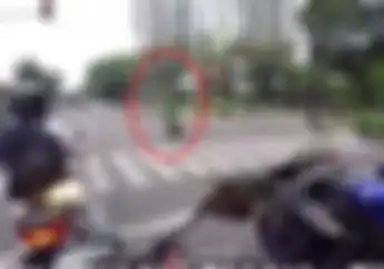 Setelah Lihat Video Ini, Kamu Bakal Minggir Kalau Papasan sama Emak-emak Naik Motor