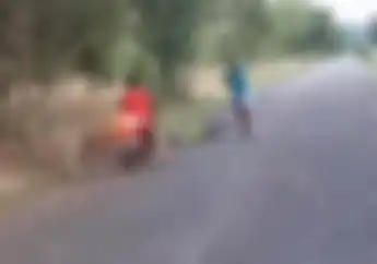 Video Detik-detik Ban Motor Drag Copot saat Kecepatan Tinggi, Reaksi Jokinya Kok Malah Begitu...