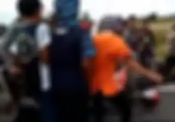Video Miring-miring di Sirkuit Dadakan Berujung Bablas, Pemotor Tabrak Penonton dan Dikeroyok