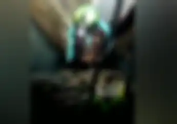 Sedih... Video Detik-detik Driver Ojol Nyebur ke Got, Kepikiran Istri dan Anak Sakit