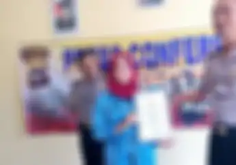 Lagi.. Sekarang Giliran Cewek Cantik yang Dikasih Penghargaan Setelah Sikat Jambret Bermotor