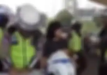Nekat... Video Emak-emak Emosi saat Ditilang, Memaki Polisi dengan Sebutan yang Bikin Melongo