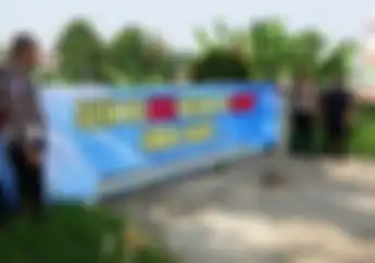 Waspada... Beredar Spanduk Bertuliskan 'Sein ke Kiri Belok ke Kanan, Emak Jahat'  Dijalur Rawan