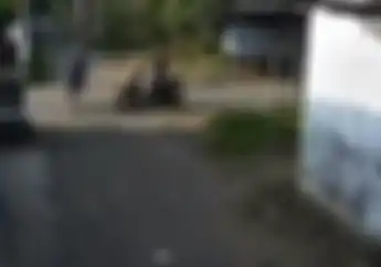 Video Detik-detik Ibu-ibu Naik Sepeda Dihajar Pemotor Diperempatan, Korban Enggak Bisa Bangun