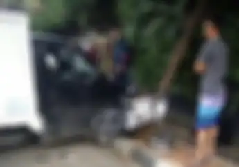 Tragis... Honda BeAT Luka Parah Tersangkut Pohon Ditabrak Keras Mobil Box di Jaksel