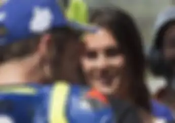 Heboh... Sering Terlihat di Padock Tim Yamaha, Cewek Cantik Ini Kekasih Baru Valentino Rossi
