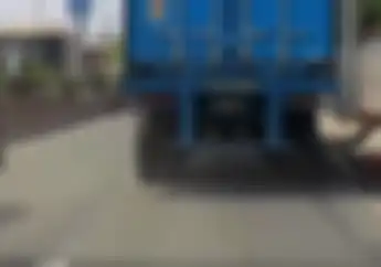 Merinding... Video Pemotor Selamat Setelah Masuk Kolong Kontainer, Rupanya Karena 'Pertolongan' Ini