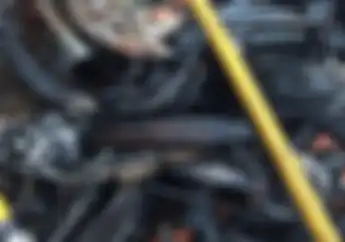 Nekat Merokok Saat Sedang Membawa Jeriken Berisi Bensin, Pemotor Beserta Motornya Hangus Terbakar