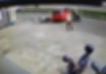 Ngeri... Video Detik-detik Emak-emak Salah Injak Pedal, Mobil Tabrak Pemotor dan Masuk Parit