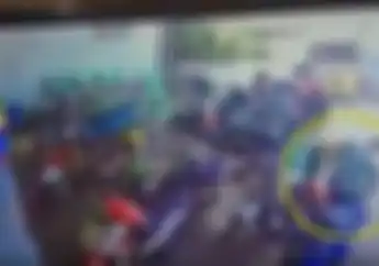 Ngeri... Video Detik-detik Maling Bongkar Jok Motor dan Bawa Kabur Rp 30 Juta, Warga Cuma Melongo