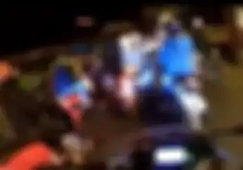 Viral, Video Detik-detik Kids Zaman Now Marah Disalip di Jalan Raya, Pemotor Dicaci dan Dipukul