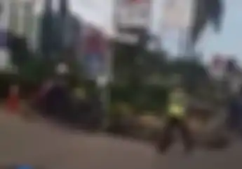 Heboh! Video Detik-detik Polisi Arogan Tendang Motor Driver Ojol Sampai Masuk Parit, Ternyata Ini Sebabnya