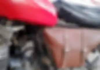 Bingung Taruh Tool Kit dan Jas Hujan Di Motor Custom? Pasang Aja Tas Samping Ini