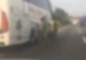 Viral... Video Detik-detik Anggota TNI Nyaris Tersungkur Dikeroyok Sopir Bus Pahala Kencana, Penumpang Histeris