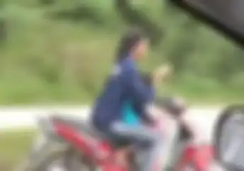 Linu Lihatnya... Video Pemotor Ngebut Lepas Setang Sambil Main Ponsel, Pemain Sirkus Pasti Melongo