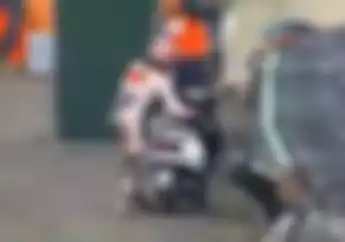 Kocak... Video Detik-detik Marc Marquez Bawa Kabur Skuter Fotografer saat Kualifikasi MotoGP Assen