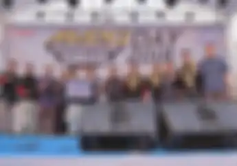 Tak Melulu Otomotif, MAXI YAMAHA Tour de Indonesia Beri Sumbangan ke Loper Koran