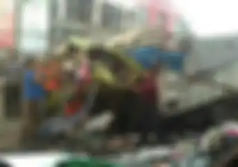 Serem! Detik-detik Truk Bermuatan Air Mineral Tabrak 4 Motor Siswa di Wonosobo, Aspal Berceceran Darah