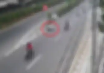 Biadab! Video Detik-detik Jambret Beraksi di Fly Over Cempaka Putih, Seorang Ibu Tewas Usai Terpental dari Motor