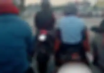 Jarang yang Sadar... Pakai Jaket Dibalik Saat Naik Motor Nyawa Taruhannya, Masih Ada yang Berani?
