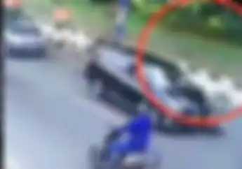 Ngeri... Detik-detik Pemotor Senggol Becak Jatuh dan Terlindas Mobil, Korban Langsung Bangkit