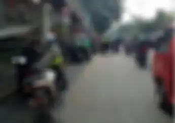 Jadi Biang Kemacetan, Polisi Tilang Driver Ojol yang Mangkal Sembarangan di Depan PGC Jaktim
