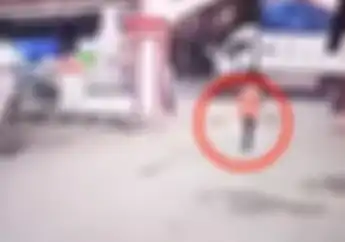 Ajaib... Detik-detik Pejalan Kaki Ditabrak Keras Pemotor Sampai Terpental, Korban Langsung Lari