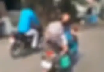 Skill Dewa... Video Bocah Dibonceng Motor Dikira Tidur, Enggak Tahunya Bikin PR Sekolah