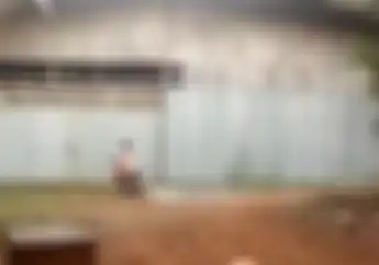 Video Emak-emak Nekat Belajar Motor, Sudah Dibilang Awas Tembok Malah Digaspol, Selesai Deh...