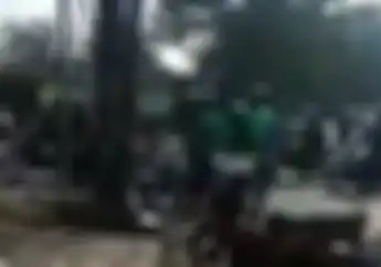 Miris... Video Detik-detik Driver Ojol Ngamuk dan Pukul Pemotor, Gara-gara Rebutan Lampu Hijau