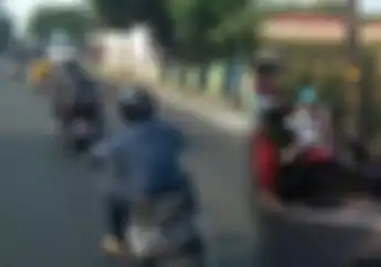 Setelah Rombongan Moge Terekam Kamera Pukul Spion Truk,  Pemotor Wanita Ikut Jadi Korban Jatuh ke Sawah   