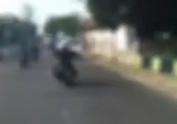 Viral... Video Rombongan Harley-Davidson Konvoi Tuai Kecaman, Polisi yang Mengawal Pukul Spion Truk