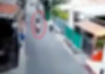 Video Detik-detik Perempuan Kehilangan Ini Saat Dijambret Pemotor, Beruntung Anaknya Selamat