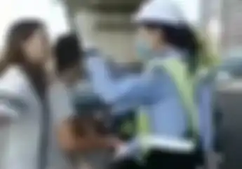 Sadis... Ditilang Karena Enggak Pakai Helm, Siswi Ini Ditampar Polwan dan Terlibat Perkelahian di Jalan Raya