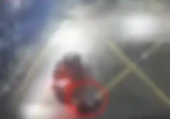 Tragis! Video Pemotor Tabrak Mobil dan Enggak Bangkit Lagi, Reaksi Pengendara Lain Kok Begitu...