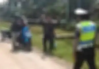 Viral Video Dua Pemuda Bonceng Jenazah di Jambi dan Diberhentikan Polisi, Begini Kronologis Lengkapnya