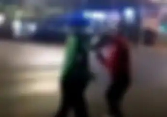 Video Detik-detik Dua Driver Ojol Duel Gara-gara Rebutan Orderan di Malang