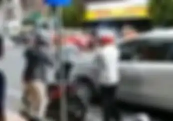  Video Senggolan Berujung Plat Nomor Bengkok, Pemotor dan Pengendara Mobil Nyaris Terlibat Perkelahian