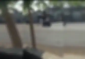 Viral... Video Seorang Nenek Nyaris Tertabrak Motor Karena Nekat Sholat di Perempatan Jalan di Tulungagung
