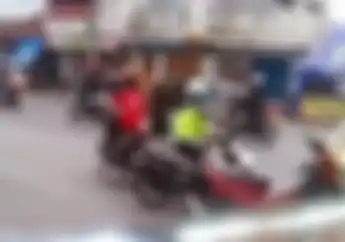 Sakit... Video Kids Zaman Now Gocek Polisi yang Mau Menilang, Netizen Kompak Membully Polisi